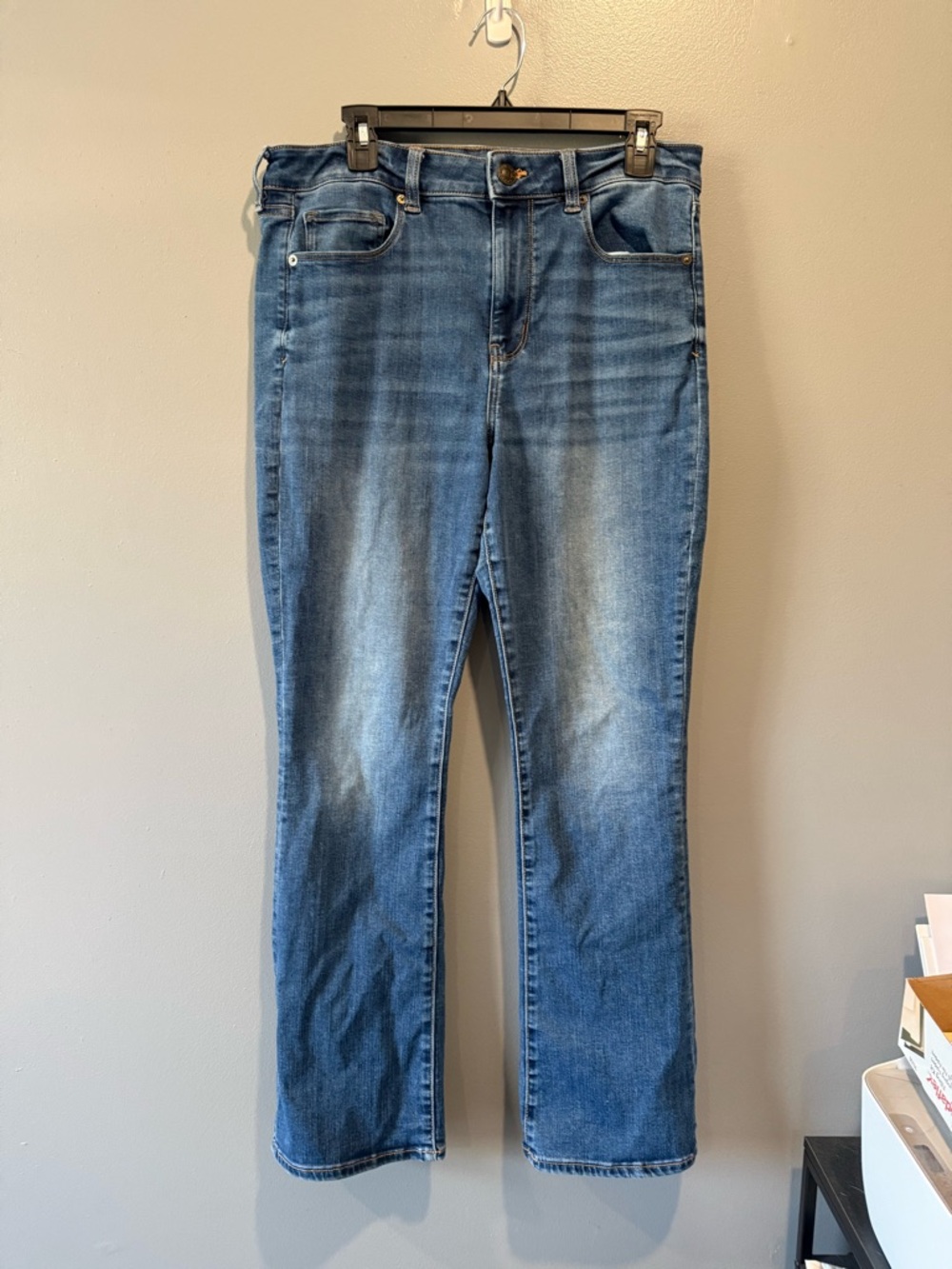 American Eagle Outfitters Women’s Straight Leg Jeans in Medium Blue Wash